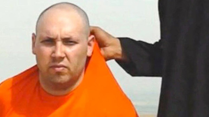 Hình ảnh nhà báo tự do 31 tuổi Steven Sotloff trong video clip. Ảnh: rt.com