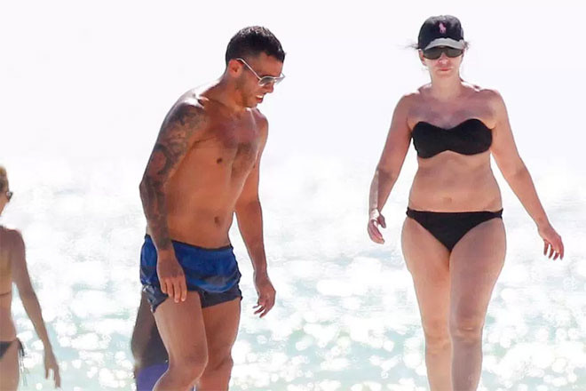 Tevez (giữa) có mặt tại bãi tắm ở Cancun, hôm 7/1. Tiền đạo này đang tận hưởng thời gian nghỉ ngơi thoải mái do giải vô địch Trung Quốc 2017 chưa khởi tranh.