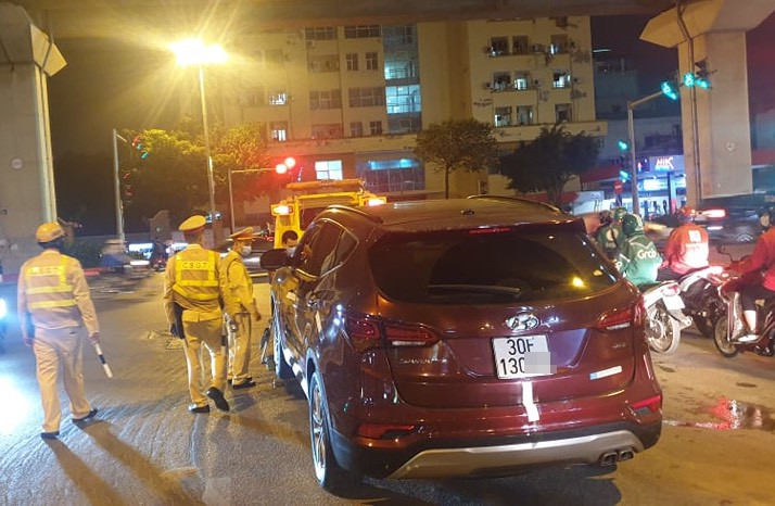 Nam tài xế có biểu hiện say xỉn khi bị lực lượng chức năng kiểm tra.