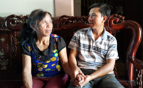 Hai mẹ con anh Dũng và bà Hồng