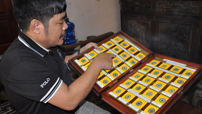 Những đồng tiền xu cổ quý được anh Thạo giữ gìn rất cẩn thận.