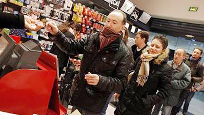 Người Paris xếp hàng mua số mới của Charlie Hebdo sau vụ thảm sát.