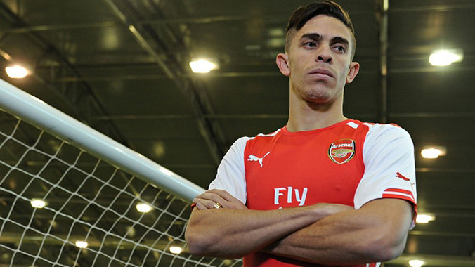 Wenger tức giận vì Paulista “mù” tiếng Anh.