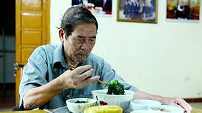 Nhà văn Lê Lựu bên mâm cơm.