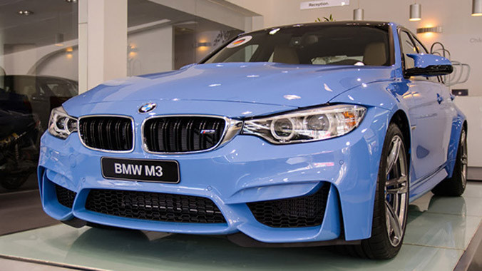 Màu xanh Yas Marina Blue lạ mắt trên M3 2015 sedan mới về Việt Nam.