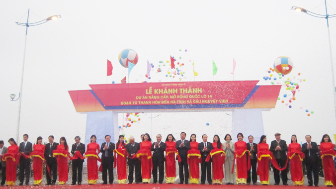 Phó thủ tướng Nguyễn Xuân Phúc cùng các đại biểu cắt băng khánh thành cầu Nguyệt Viên. Ảnh: Phạm Nhài.