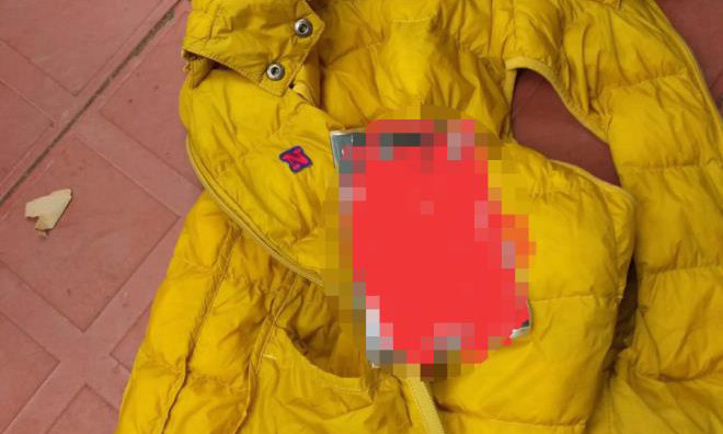 Cuốn sổ tiết kiệm nằm trong túi chiếc áo khoác phao màu vàng. Ảnh: VTC