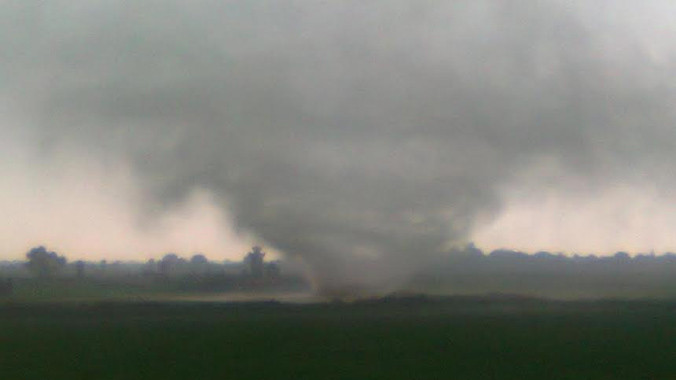 Clip “vòi rồng” càn quét ở Thái Bình