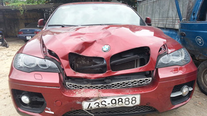 Xế hộp BMW BKS 43S – 9888 do tài xế Trần Đức Quốc Anh điều khiển bỏ trốn khi gây TNGT nghiêm trọng hiện bị tạm giữ tại Công an quận Hải Châu.