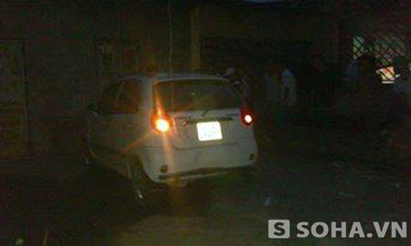 Nạn nhân tử vong bên trong khi chiếc xe ô tô vẫn bật đèn xi nhan. Ảnh: Soha.