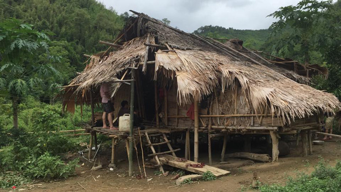 Căn nhà lá tuềnh toàng nơi nghi phạm Vi Văn Mằn sinh sống.