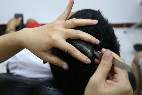 Tay bới tóc phải mau lẹ, nhẹ nhàng tạo cảm giác thoải mái cho khách.