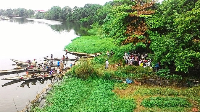 Lực lượng chức năng tổ chức tìm kiếm nạn nhân nhảy cầu.