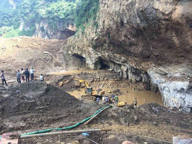 Hiện trường vụ hai phu vàng mất tích trong hang sâu.