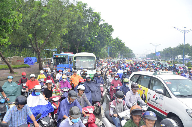Theo đó, khoảng 5h sáng 10/10, mưa bắt đầu đổ xuống trên diện rộng, tuy không lớn nhưng kéo dài trong khoảng 2 tiếng.