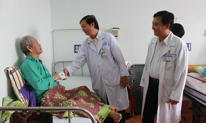 Cụ ông Ch. đã hồi phục sau khi được can thiệp bằng kỹ thuật thuyên tắc động mạch tiền liệt tuyến không phẫu thuật, giúp khối u khổng lồ nhỏ lại. Ảnh do bệnh viện cung cấp.