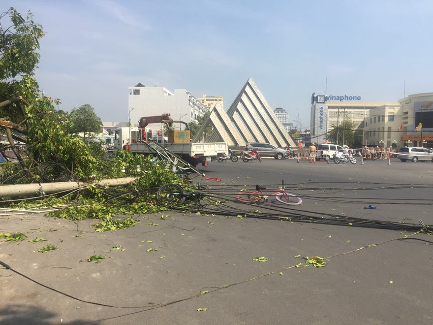 Hiện trường vụ tai nạn với 2 chiếc xe đạp bị đè bẹp. Ảnh: Tân Châu.