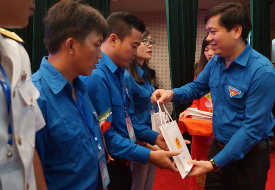 Anh Nguyễn Long Hải trao quà lưu niệm.