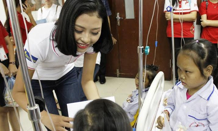 Thí sinh HHVN Đào Thị Hà đạp xe tuyên truyền 'Hiến máu cứu người'