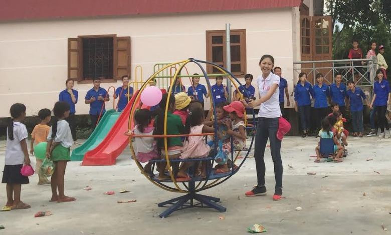 Á hậu Huyền My bảo vệ thí sinh HHVN 2016 Thanh Tú