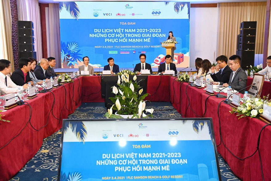 Toạ đàm "Cơ hội phục hồi của Du lịch Việt Nam năm 2021-2023". (Từ trái sang phải bàn chủ tọa: ông Trịnh Văn Quyết, Chủ tịch Tập đoàn FLC; ông Nguyễn Ngọc Thiện, Bộ trưởng Bộ Văn hoá - Thể thao và Du lịch; TS Vũ Tiến Lộc, Chủ tịch VCCI; ông Nguyễn Trùng khánh Tổng cục trưởng Tổng cục Du lịch).