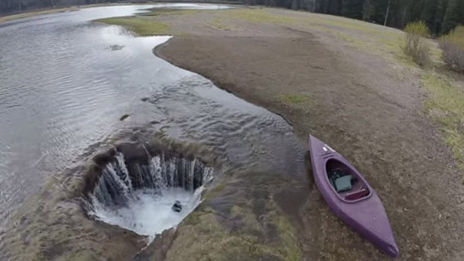 Hồ nước cạn dần sau mỗi mùa đông, rút xuống một cái hố. Ảnh: Ryan Brennecke.