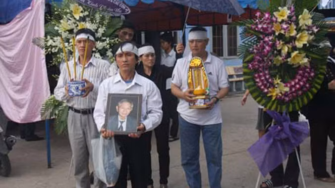 Tang lễ nhạc sĩ Thanh Bình chỉ với vài người thân đưa tiễn.