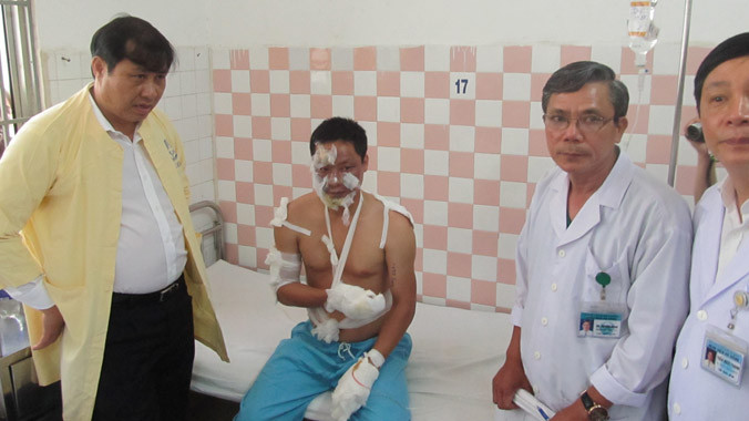 Ông Huỳnh Đức Thơ vào thăm các chiến sĩ.