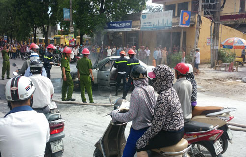 Chiếc xe được đẩy ra xa trạm xăng nên ngọn lửa may mắn không bén vào các trụ bơm. 