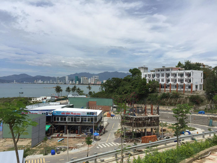 Khu tái định cư 32-33 Vĩnh Thọ thuộc vị trí “đất vàng” trên đường Phạm Văn Đồng, đối diện di tích danh thắng Hòn Chồng – Hòn Đỏ bên vịnh Nha Trang (Ảnh chụp Lâm Chiêu Tranh).