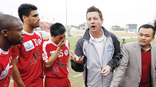  Tân HLV Kerr chỉ đạo các học trò XM.V.Hải Phòng trong trận gặp Thanh Hóa chiều qua. ảnh: VSI