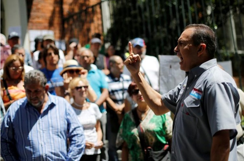 Nghị sĩ Richard Branco phát biểu trước những người ủng hộ phe đối lập. (Ảnh: Reuters)