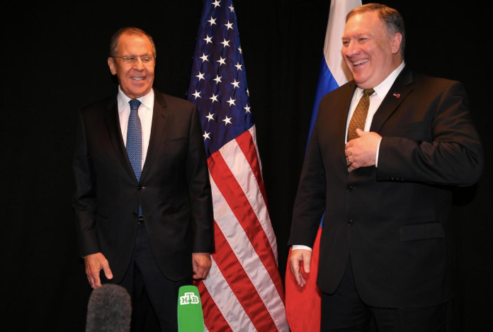 Ngoại trưởng Nga Sergei Lavrov (trái) và người đồng cấp Mỹ Mike Pompeo tại cuộc gặp. (Ảnh: Reuters)