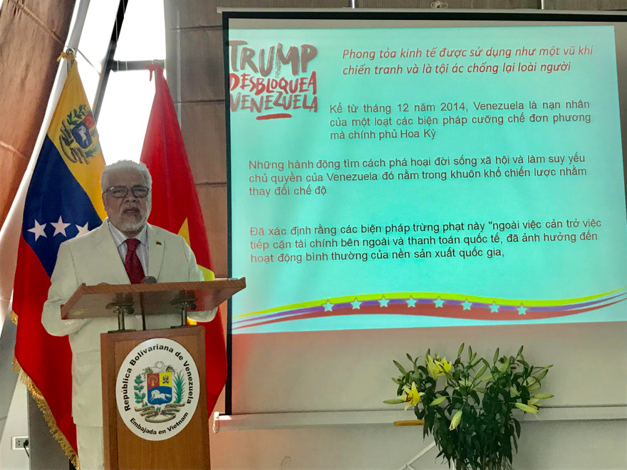 Đại sứ Venezuela tại Việt Nam Jorge Rondon Uzcategui trong cuộc họp báo ngày 14/5. (Ảnh: Bình Giang)