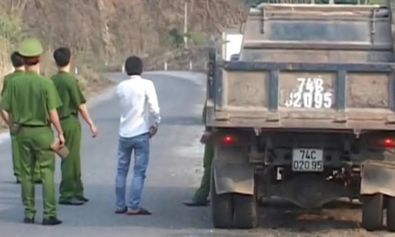 Cảnh sát cùng lái xe Hiếu (áo trắng) tại 'hiện trường bị cướp'.