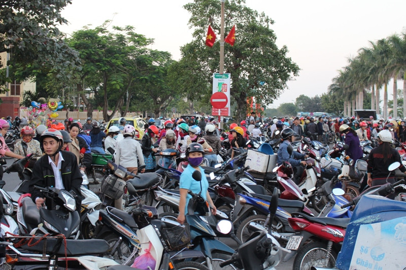 Người dân ùn ùn đổ về các khu chợ để mua cá khiến một số tuyến đường bị ùn tắc cục bộ.