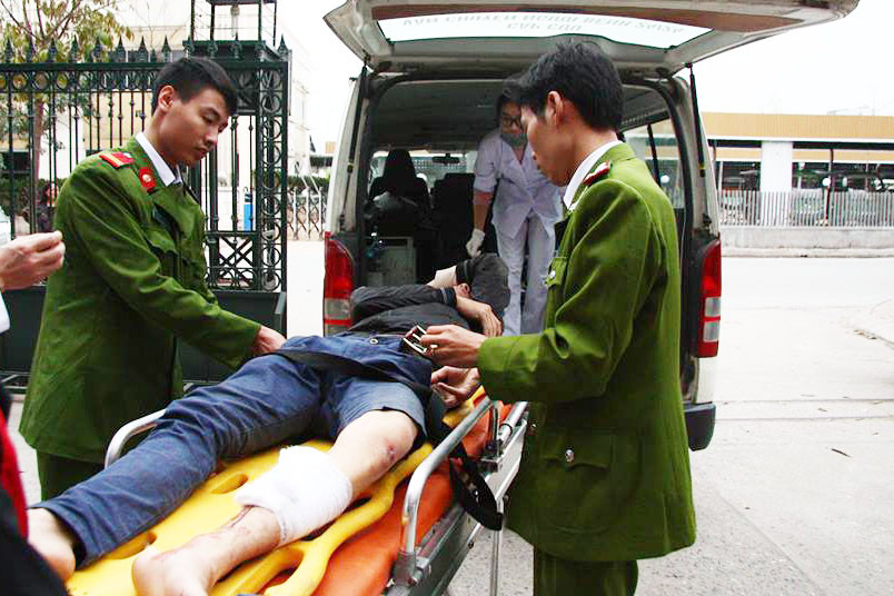 Một trong hai tên cướp được đưa đi viện sau khi ngã xe.