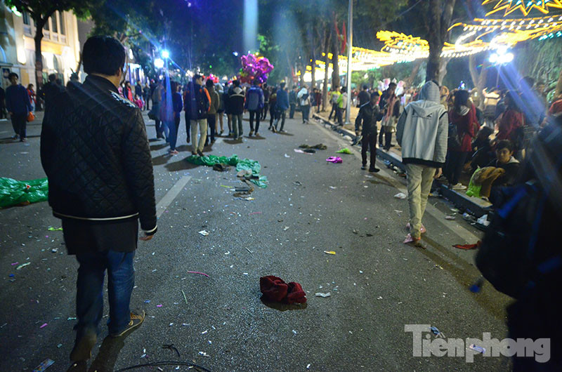 Nhiều người vô ý thức đã bỏ lại rất nhiều rác sau khi đón năm mới tại các khu vực quanh Hồ Gươm.