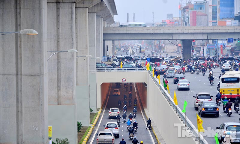 Sáng nay (8/1), hầm chui Thanh Xuân nằm tại nút giao 4 tầng Nguyễn Trãi - Khuất Duy Tiến (Thanh Xuân Hà Nội) và hầm chui tại nút giao Trung Hòa (Cầu Giấy, Hà Nội) chính thức được thông xe.