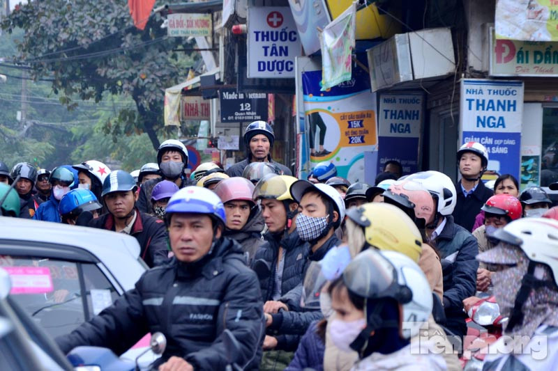 Nhiều người dân mắc kẹt trên đường ngày đầu năm mới.