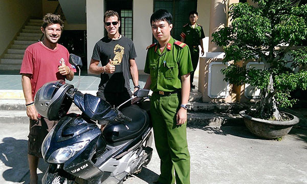 Công an giao trả xe cho 2 du khách Pháp.