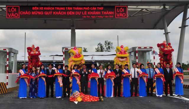 Cắt băng khánh thành.