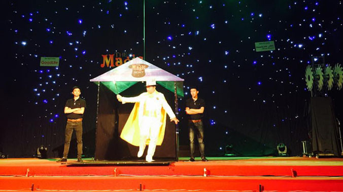 Nghệ thuật domino với đồ uống tại công viên nước Hồ Tây