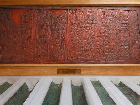 Văn kiện bằng đồng, được cho là chỉ dẫn đến 64 địa điểm cất giấu kho báu khác nhau.