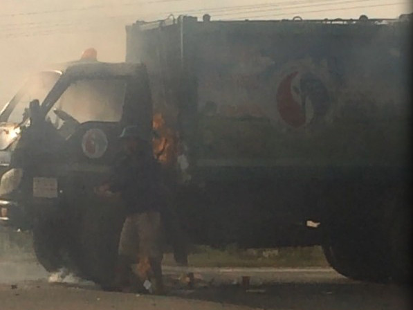 Chiếc xe bốc cháy dữ dội ngay gần cabin, nơi có 3 người đang ngồi.