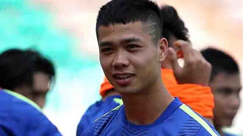 Kiểu tóc giống Ronaldo của Công Phượng khiến bầu Đức không vừa lòng.