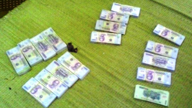 Số tiền 1,6 tỷ đồng được cơ quan chức năng lập biên bản, kiểm đếm tại nhà của trưởng thôn Lam Sơn (Ảnh người dân cung cấp cho PV).