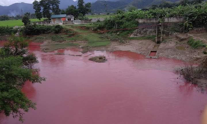 Dòng suối nước đỏ như máu gây hoang mang dư luận.