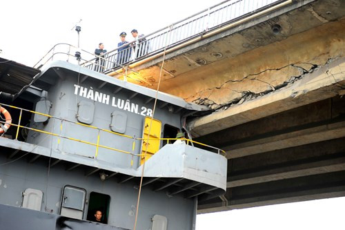 Tàu đâm hỏng cầu ở Hải Dương hết đăng kiểm, chạy chui