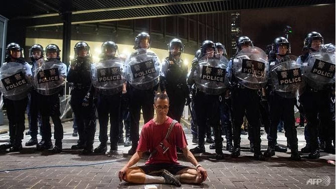 Cảnh sát Hong Kong ra quân đối phó với người biểu tình hôm 9/6. (Ảnh: AFP)
